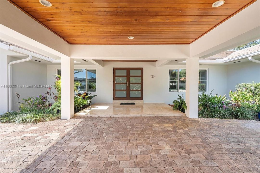 Под контрактом: $2,499,000 (4 спален, 3 ванн, 2777 Квадратных фут)