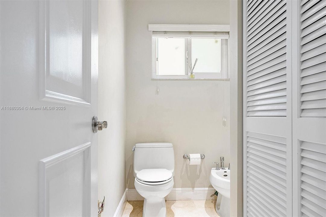 Под контрактом: $2,499,000 (4 спален, 3 ванн, 2777 Квадратных фут)