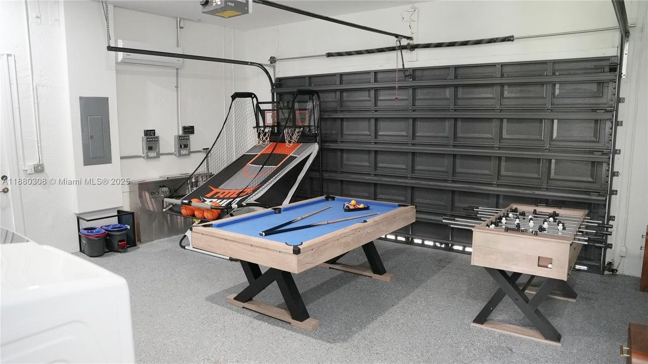 Под контрактом: $1,239,000 (5 спален, 3 ванн, 2465 Квадратных фут)