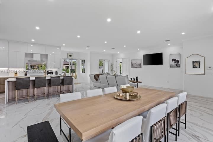 Под контрактом: $1,239,000 (5 спален, 3 ванн, 2465 Квадратных фут)