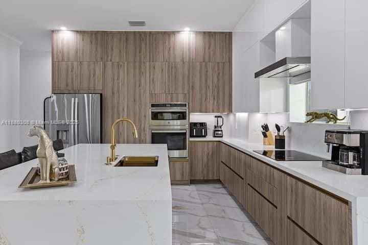 Под контрактом: $1,239,000 (5 спален, 3 ванн, 2465 Квадратных фут)