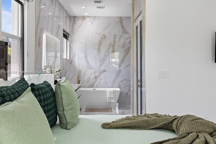 Под контрактом: $1,239,000 (5 спален, 3 ванн, 2465 Квадратных фут)