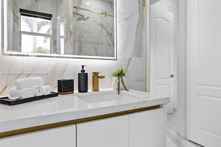 Под контрактом: $1,239,000 (5 спален, 3 ванн, 2465 Квадратных фут)