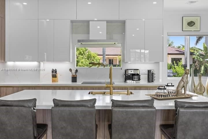 Под контрактом: $1,239,000 (5 спален, 3 ванн, 2465 Квадратных фут)