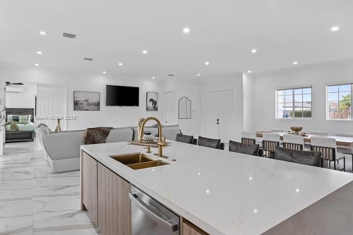 Под контрактом: $1,239,000 (5 спален, 3 ванн, 2465 Квадратных фут)