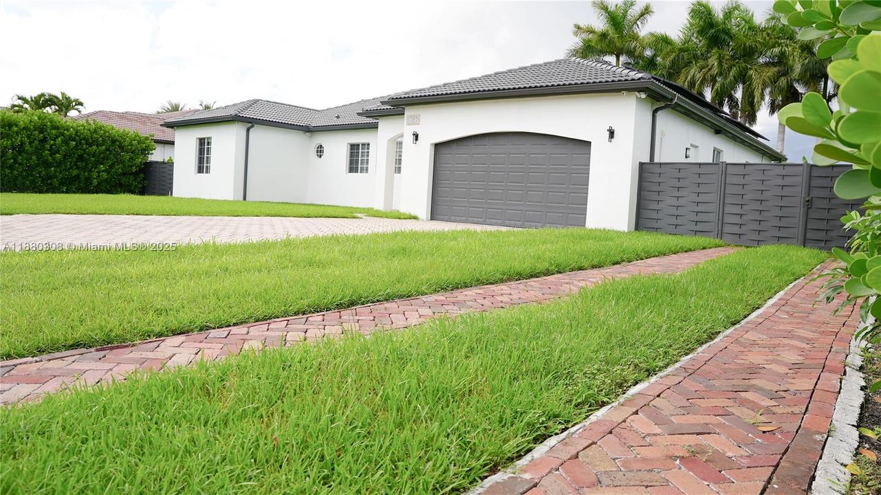 Под контрактом: $1,239,000 (5 спален, 3 ванн, 2465 Квадратных фут)