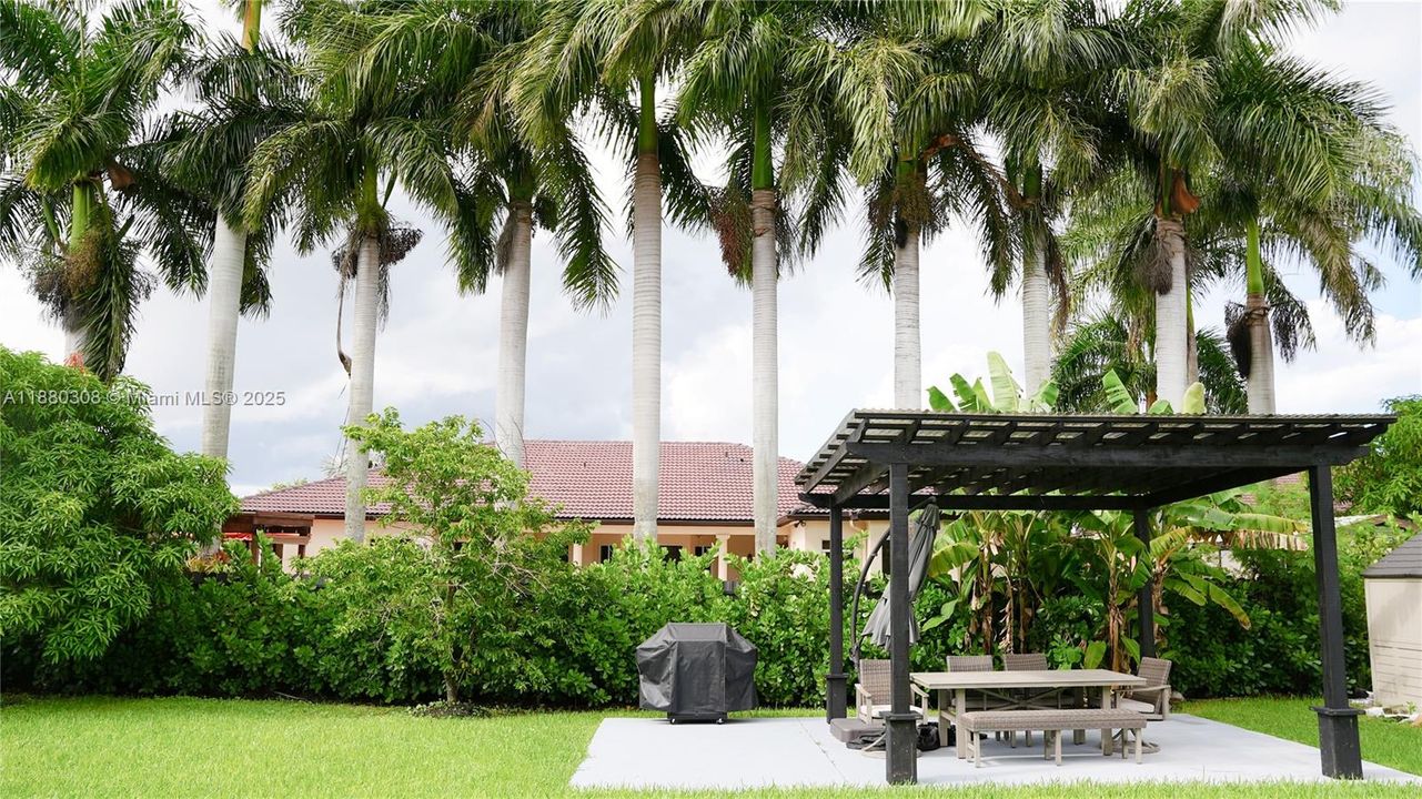 Под контрактом: $1,239,000 (5 спален, 3 ванн, 2465 Квадратных фут)