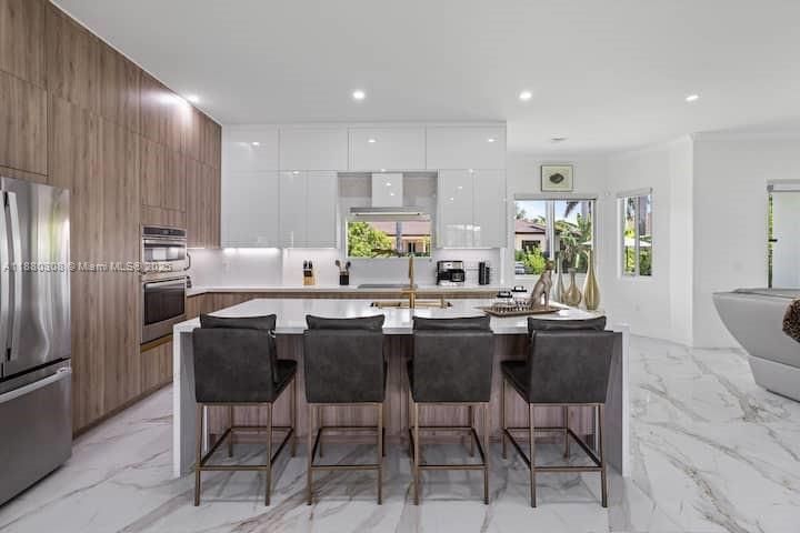 Под контрактом: $1,239,000 (5 спален, 3 ванн, 2465 Квадратных фут)