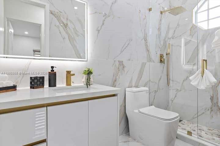 Под контрактом: $1,239,000 (5 спален, 3 ванн, 2465 Квадратных фут)