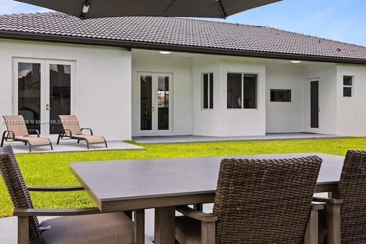 Под контрактом: $1,239,000 (5 спален, 3 ванн, 2465 Квадратных фут)