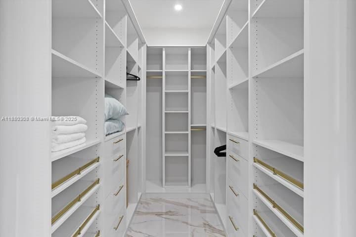 Под контрактом: $1,239,000 (5 спален, 3 ванн, 2465 Квадратных фут)