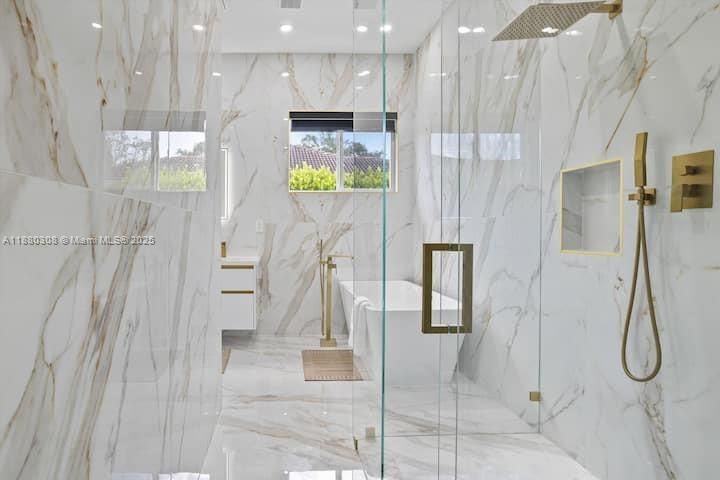 Под контрактом: $1,239,000 (5 спален, 3 ванн, 2465 Квадратных фут)