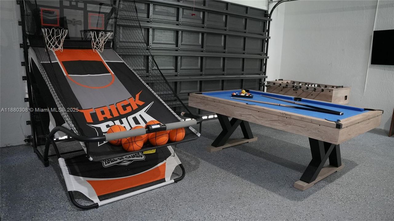 Под контрактом: $1,239,000 (5 спален, 3 ванн, 2465 Квадратных фут)