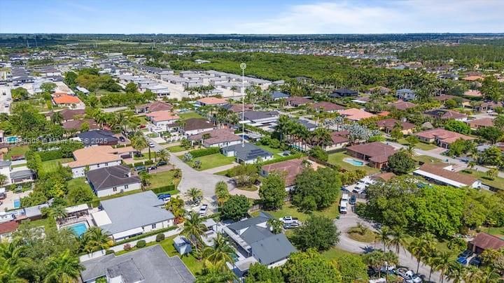 Под контрактом: $1,239,000 (5 спален, 3 ванн, 2465 Квадратных фут)