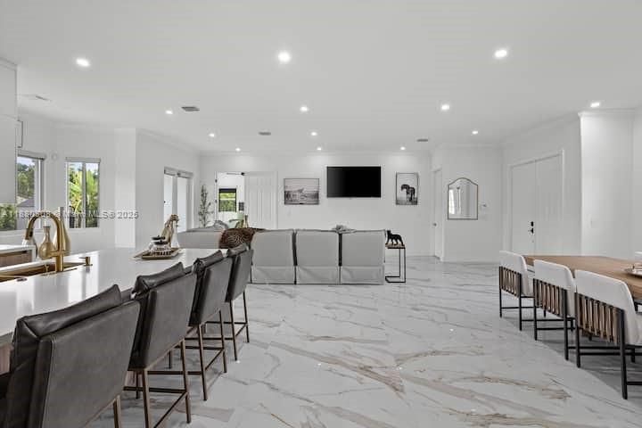 Под контрактом: $1,239,000 (5 спален, 3 ванн, 2465 Квадратных фут)