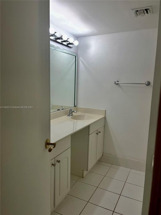 En Venta: $165,000 (2 camas, 2 baños, 834 Pies cuadrados)