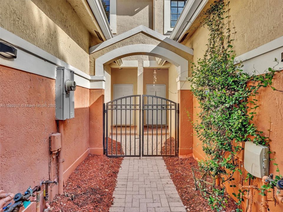 待售: $425,000 (2 贝兹, 1 浴室, 1437 平方英尺)