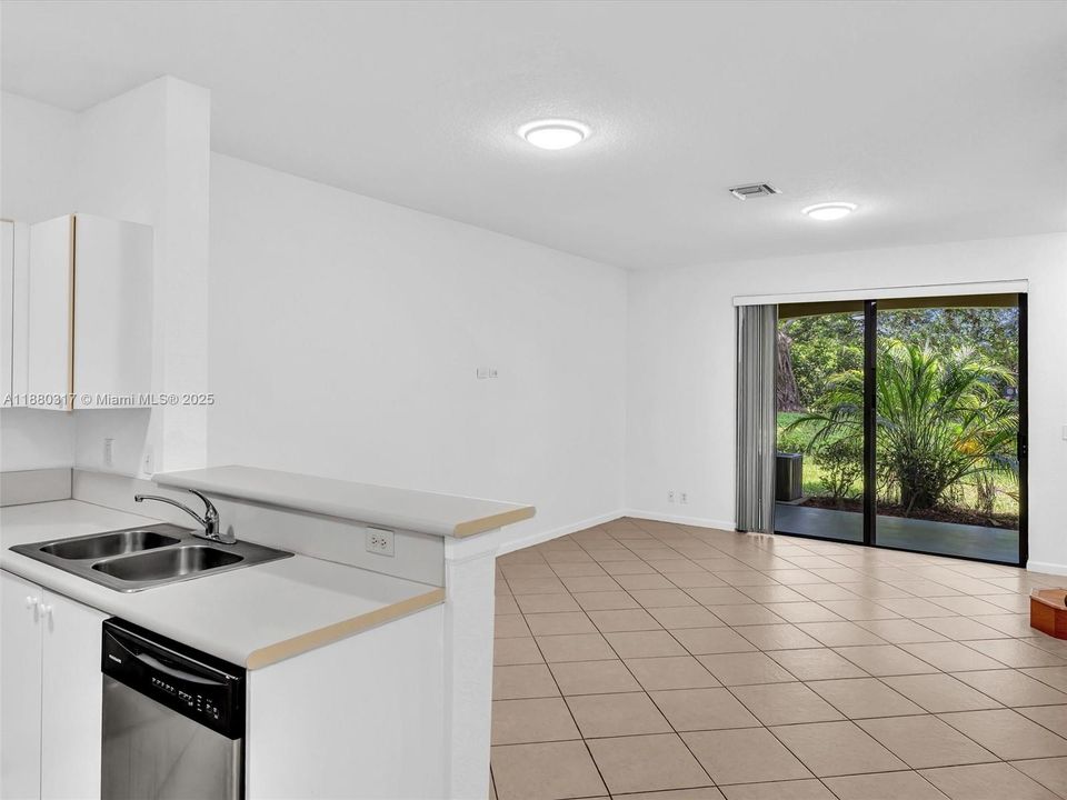 待售: $425,000 (2 贝兹, 1 浴室, 1437 平方英尺)