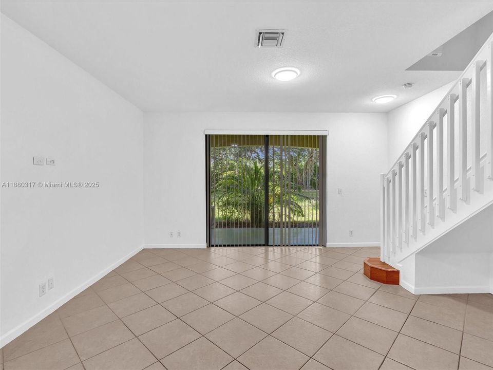 待售: $425,000 (2 贝兹, 1 浴室, 1437 平方英尺)