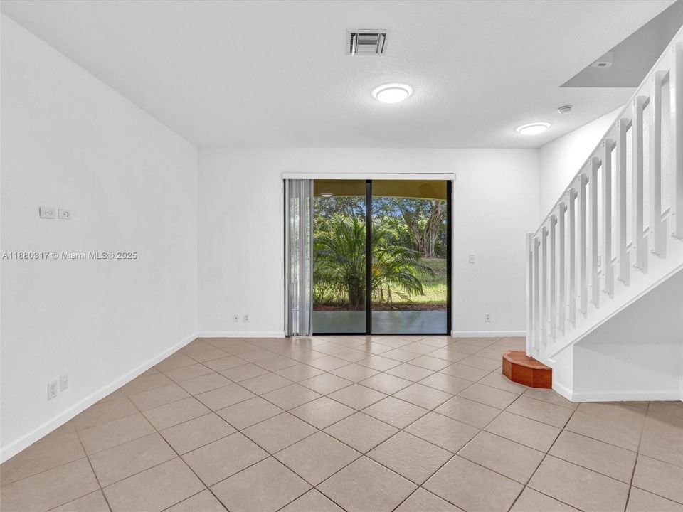 待售: $425,000 (2 贝兹, 1 浴室, 1437 平方英尺)