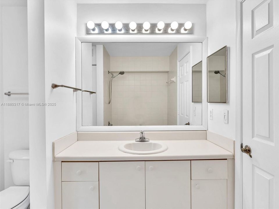 待售: $425,000 (2 贝兹, 1 浴室, 1437 平方英尺)