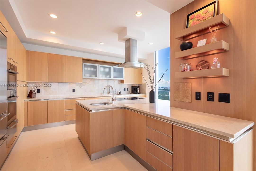 Active With Contract: $14,800,000 (5 beds, 7 baths, 6920 Square Feet)