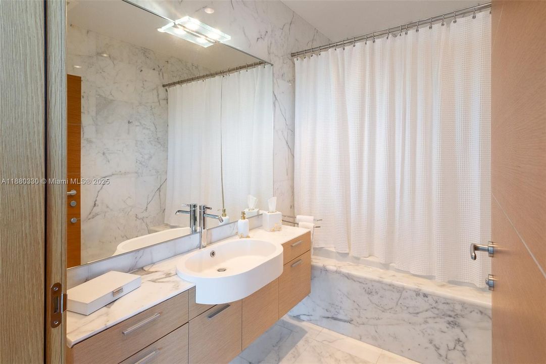 Active With Contract: $14,800,000 (5 beds, 7 baths, 6920 Square Feet)