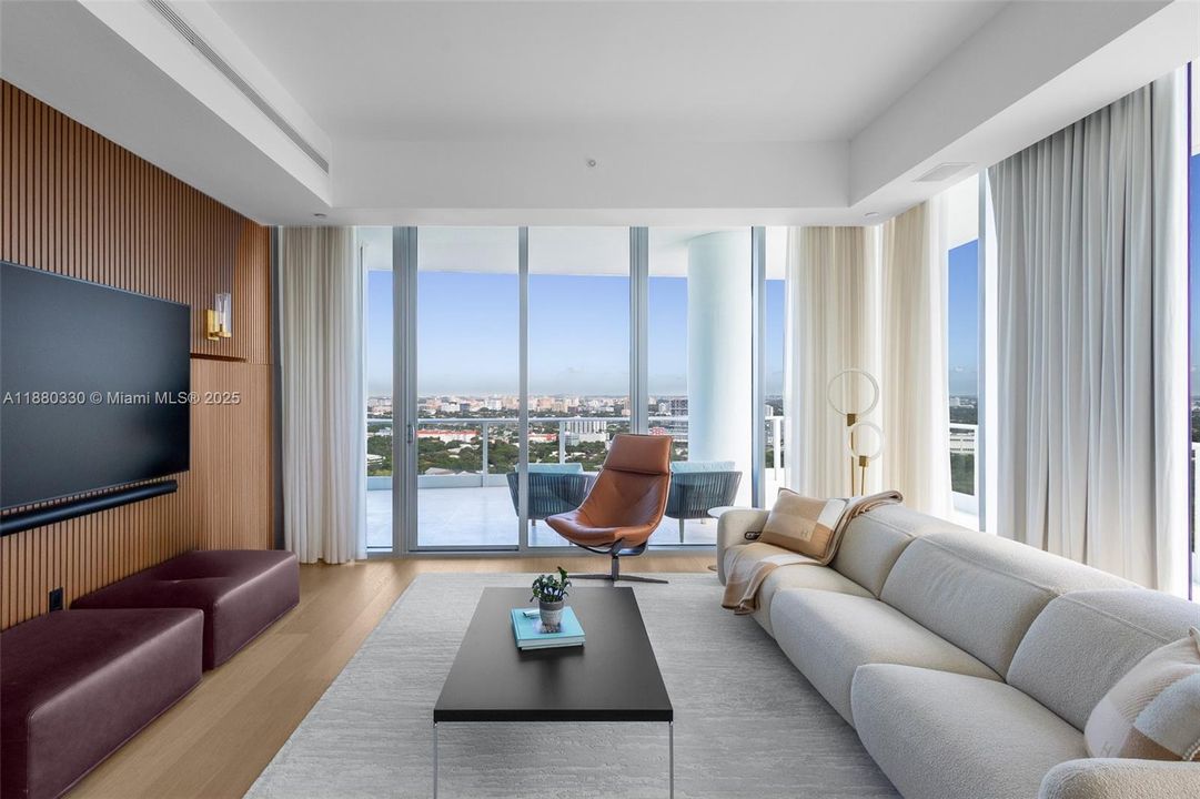 Active With Contract: $14,800,000 (5 beds, 7 baths, 6920 Square Feet)