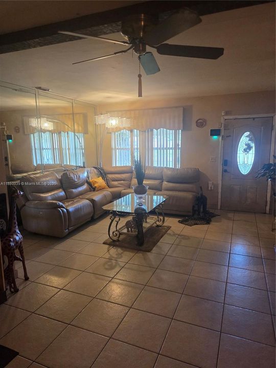 合同活跃: $452,000 (3 贝兹, 2 浴室, 1656 平方英尺)