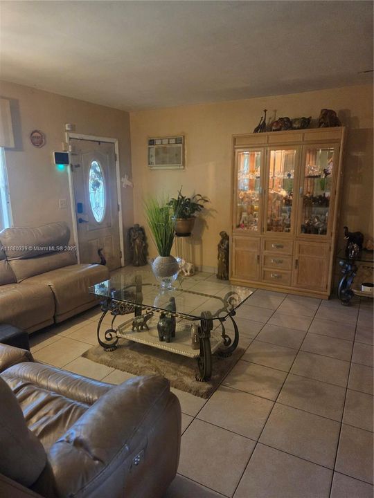 合同活跃: $452,000 (3 贝兹, 2 浴室, 1656 平方英尺)