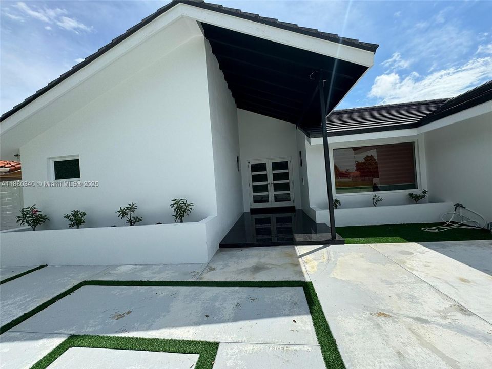 For Rent: $5,750 (5 beds, 4 baths, 3000 Square Feet)