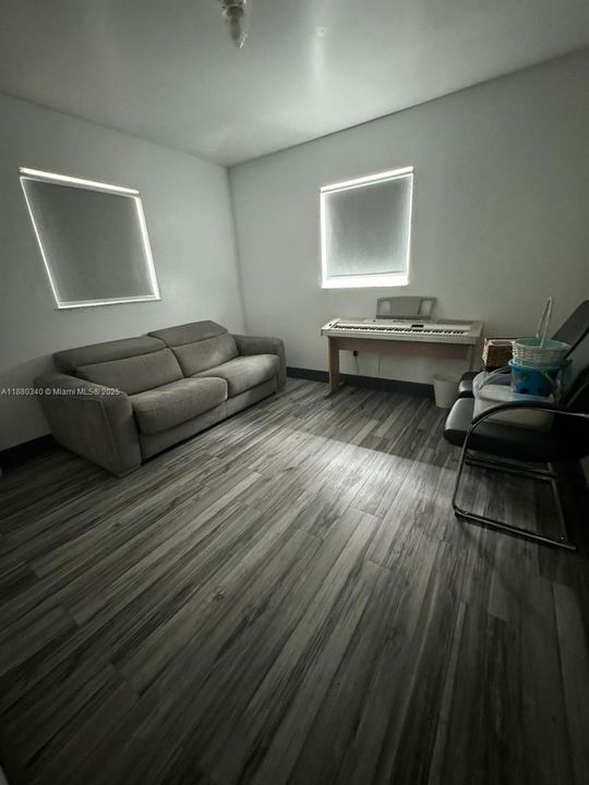 For Rent: $5,750 (5 beds, 4 baths, 3000 Square Feet)