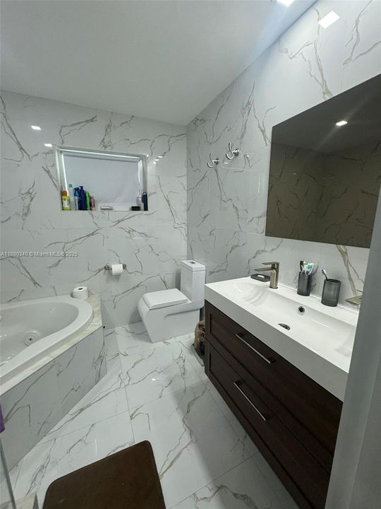 For Rent: $5,750 (5 beds, 4 baths, 3000 Square Feet)