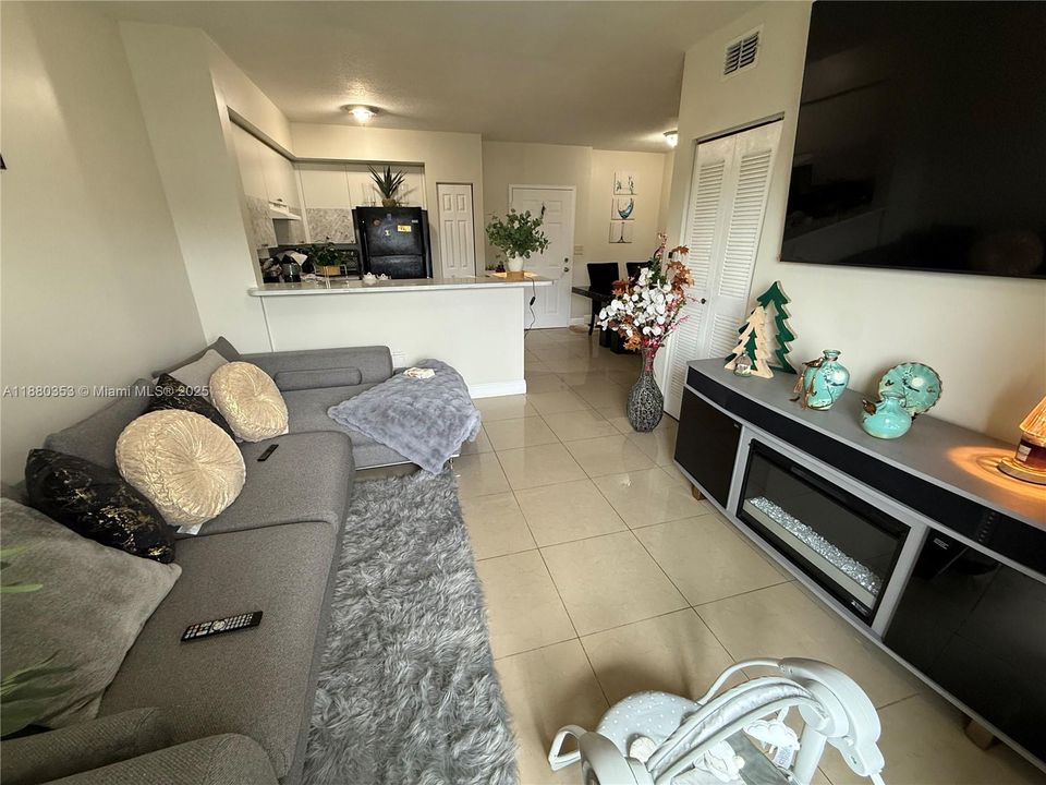 合同活跃: $229,000 (2 贝兹, 2 浴室, 809 平方英尺)