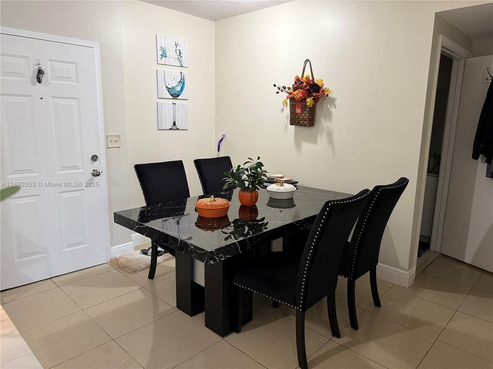 合同活跃: $229,000 (2 贝兹, 2 浴室, 809 平方英尺)