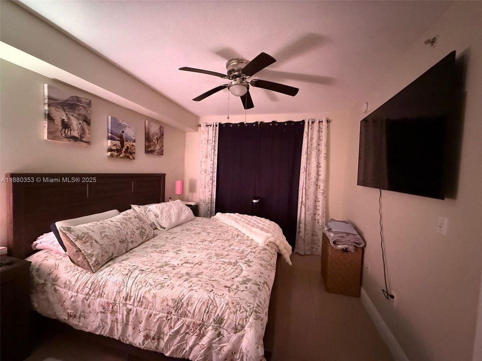 合同活跃: $229,000 (2 贝兹, 2 浴室, 809 平方英尺)