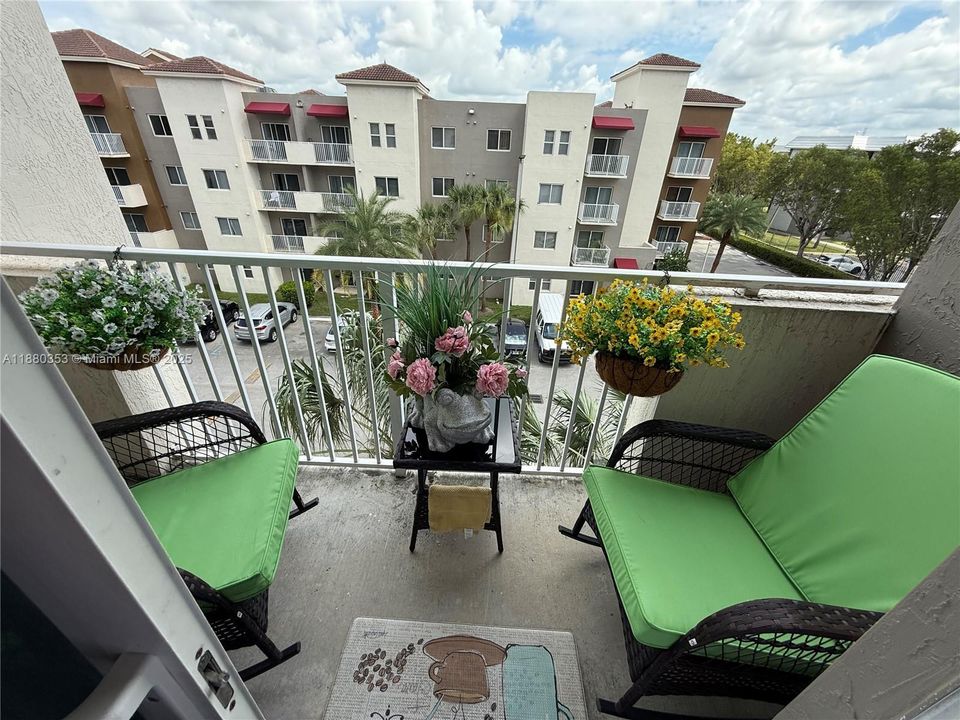 合同活跃: $229,000 (2 贝兹, 2 浴室, 809 平方英尺)