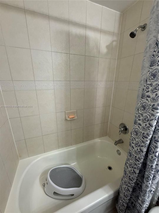 合同活跃: $229,000 (2 贝兹, 2 浴室, 809 平方英尺)