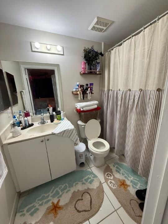 合同活跃: $229,000 (2 贝兹, 2 浴室, 809 平方英尺)