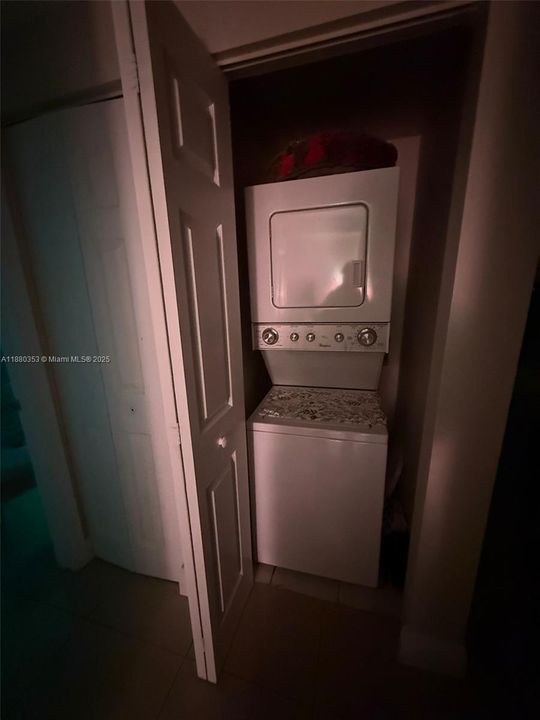 合同活跃: $229,000 (2 贝兹, 2 浴室, 809 平方英尺)