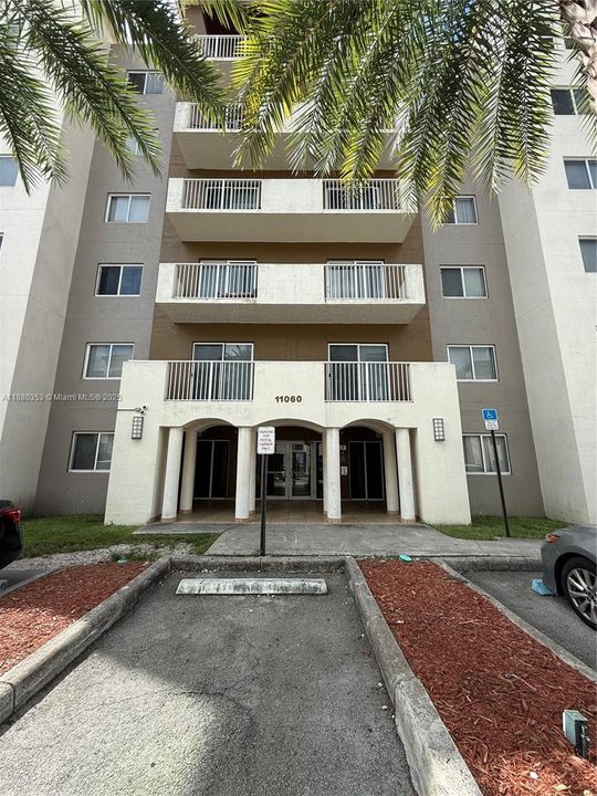 合同活跃: $229,000 (2 贝兹, 2 浴室, 809 平方英尺)