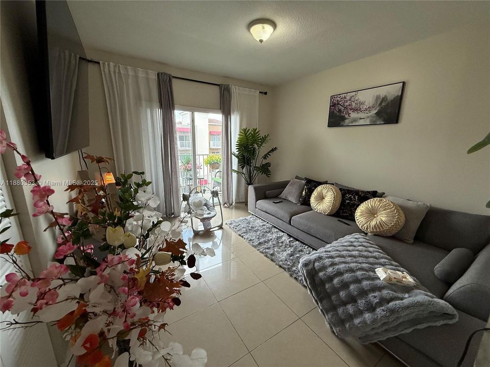 合同活跃: $229,000 (2 贝兹, 2 浴室, 809 平方英尺)