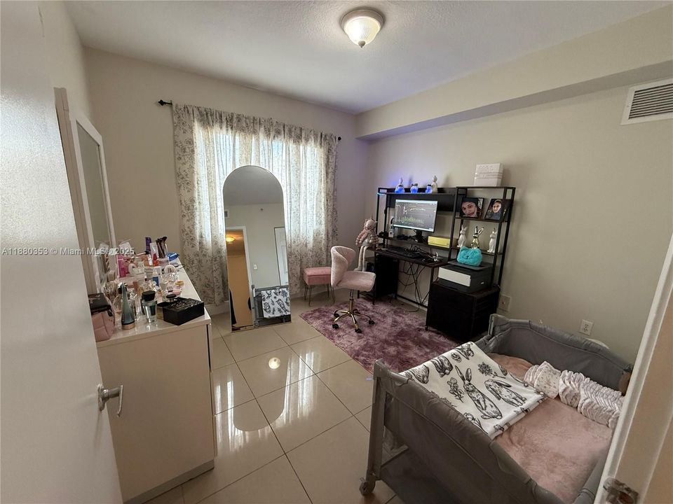 合同活跃: $229,000 (2 贝兹, 2 浴室, 809 平方英尺)