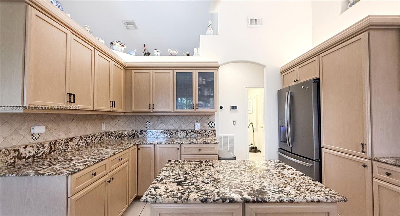 En Venta: $900,000 (4 camas, 3 baños, 2503 Pies cuadrados)