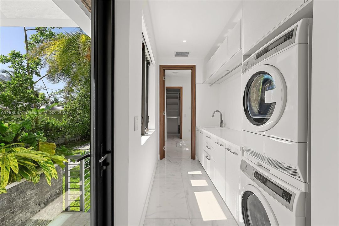 For Rent: $47,500 (5 beds, 6 baths, 3326 Square Feet)