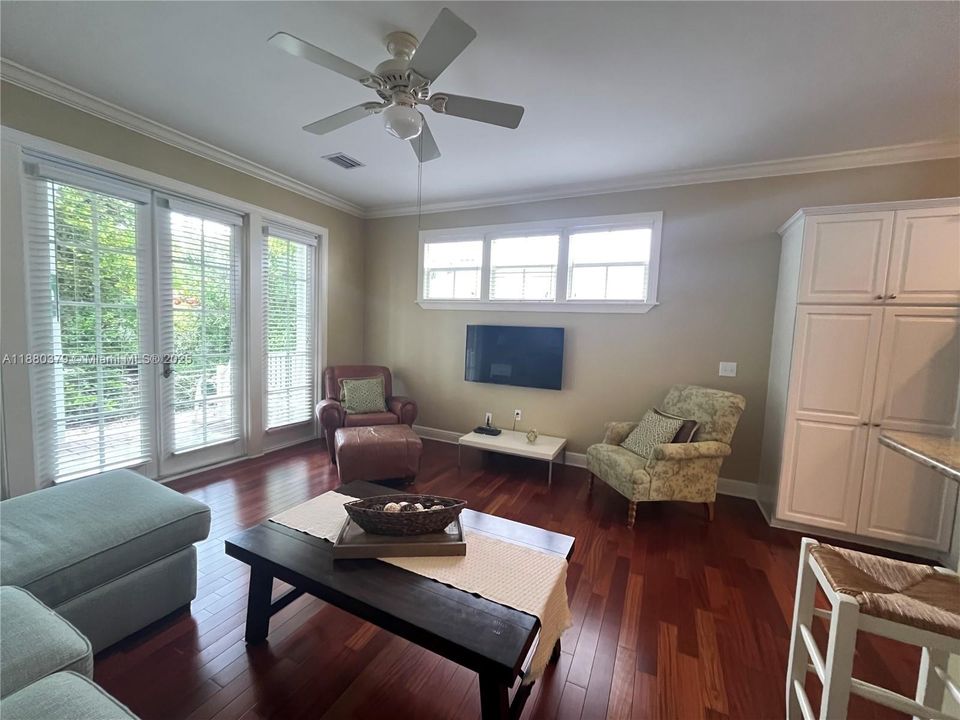 На продажу: $1,199,990 (2 спален, 2 ванн, 1376 Квадратных фут)