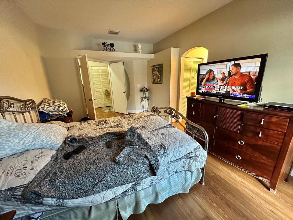 For Sale: $475,000 (4 beds, 2 baths, 1812 Square Feet)