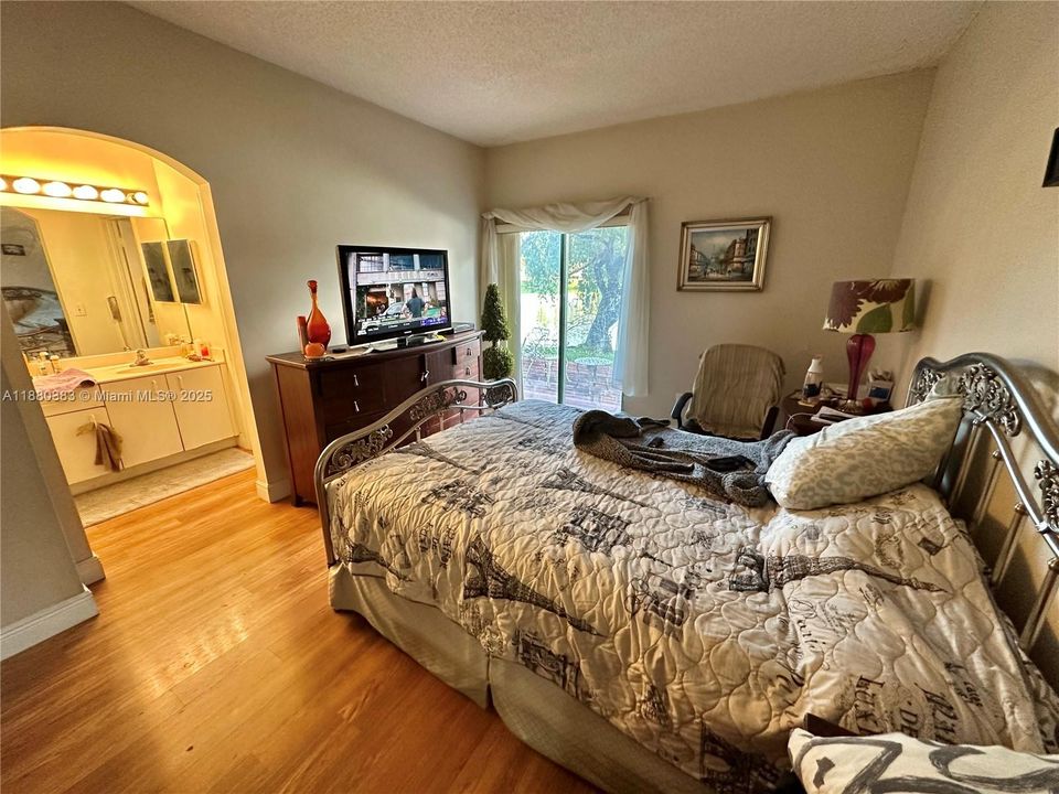 For Sale: $475,000 (4 beds, 2 baths, 1812 Square Feet)