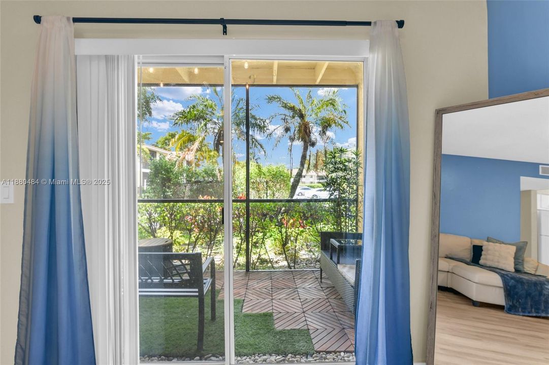 For Sale: $199,000 (1 beds, 1 baths, 813 Square Feet)