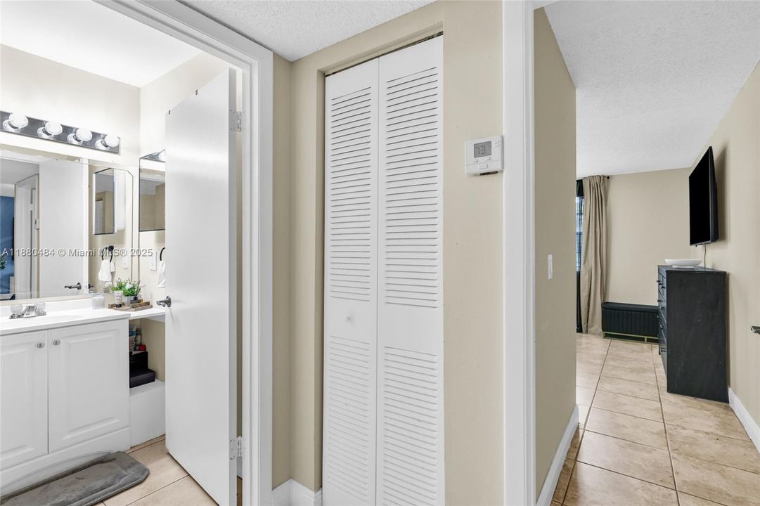 For Sale: $199,000 (1 beds, 1 baths, 813 Square Feet)